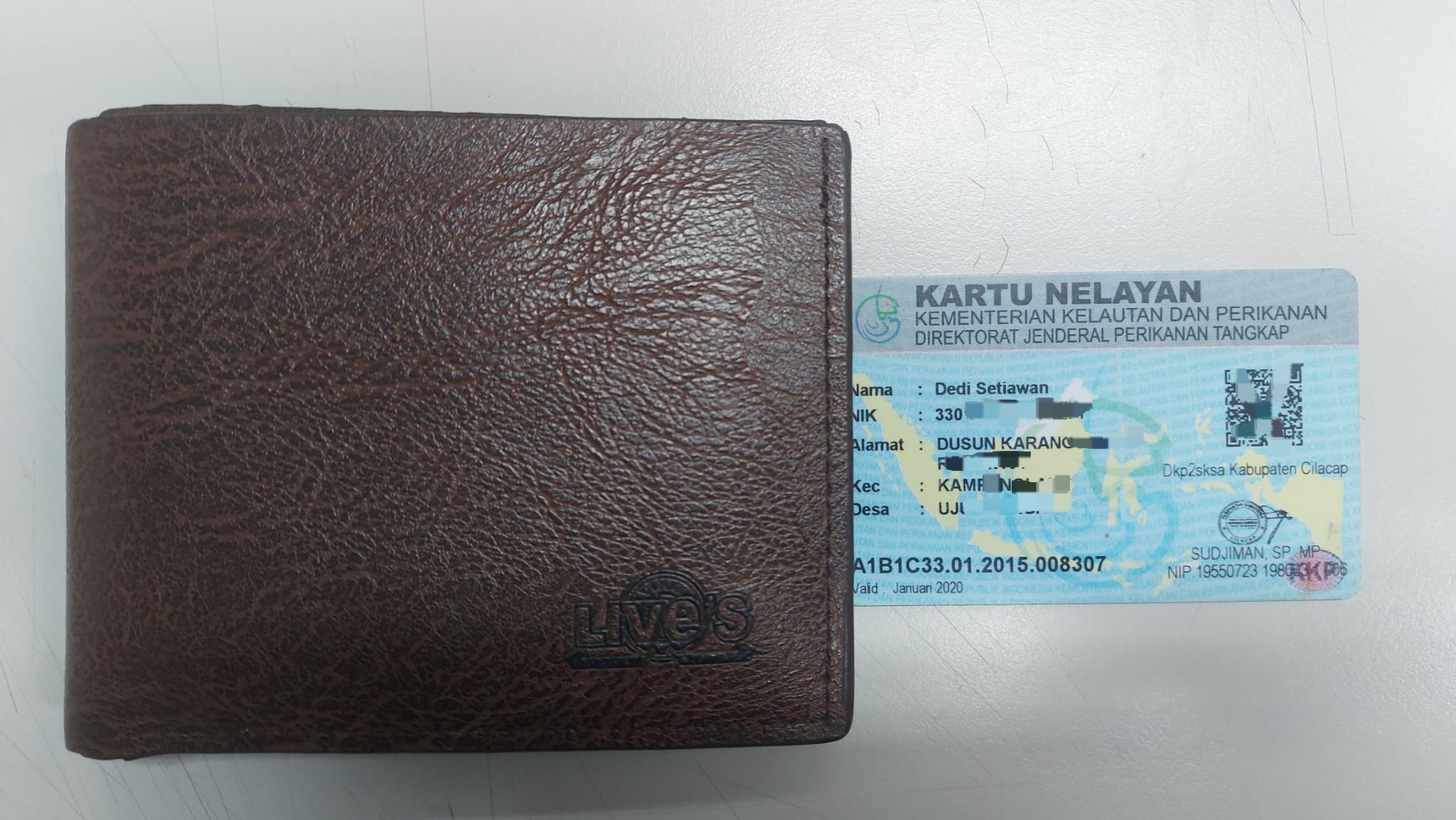 Telah ditemukan dompet dan kartu identitas a.n.  Dedi Setiawan