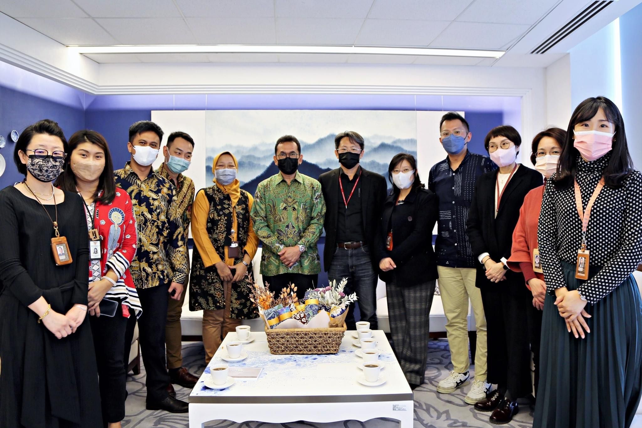 Dalam Upaya Melestarikan Budaya Indonesia di Taiwan, KDEI Taipei Serahkan Donasi Koleksi Batik Indonesia ke National Palace Museum (NPM) Southern Branch 
