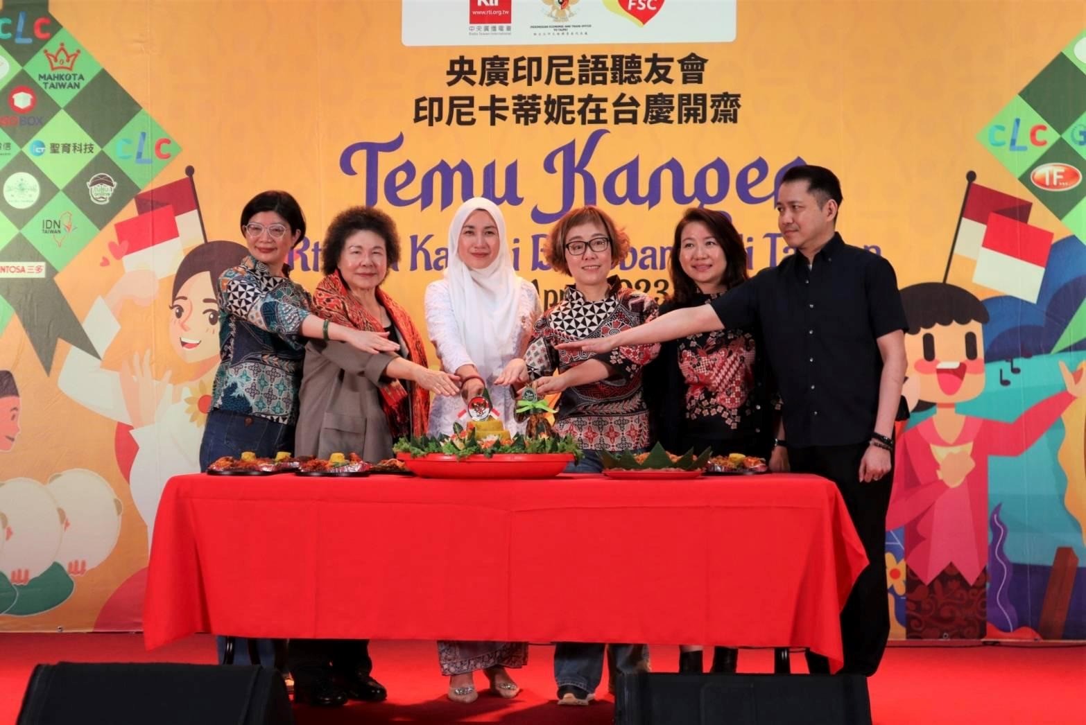 ACARA TEMU KANGEN RTI dan KARTINI BERLEBARAN DI TAIWAN DI HALL TAIPEI MAIN STATION