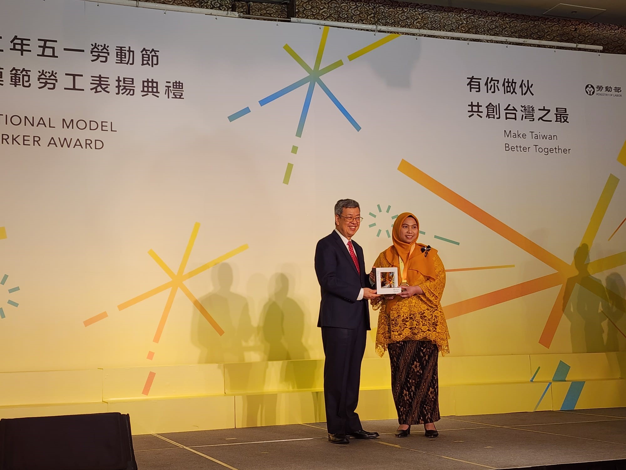 PMI ASAL KENDAL BERHASIL MERAIH PENGHARGAAN SEBAGAI  PEKERJA TELADAN NASIONAL 2023 DI TAIWAN
