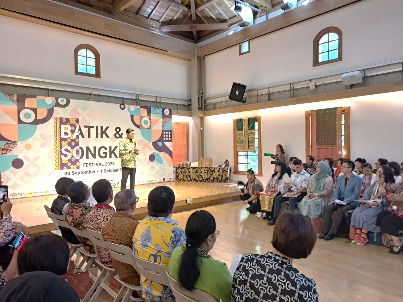 Diaspora Indonesia Tampilkan Pesona Batik dan Songket di National Taiwan Museum
