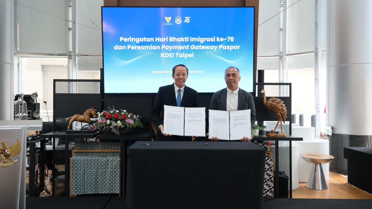 tingkatkan-pelayanan-bagi-wni-di-taiwan-kdei-taipei-luncurkan-sistem-pembayaran-digital-untuk-layanan-paspor-2792.html